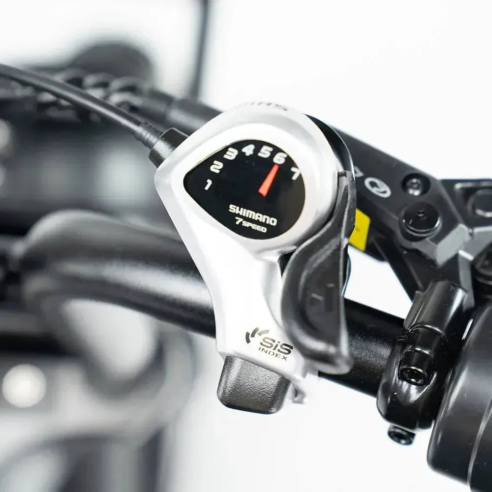 QMWheel V29 Pro Dubbele Accu fatbike in zwart, close-up van de Shimano 7-speed versteller op het stuur