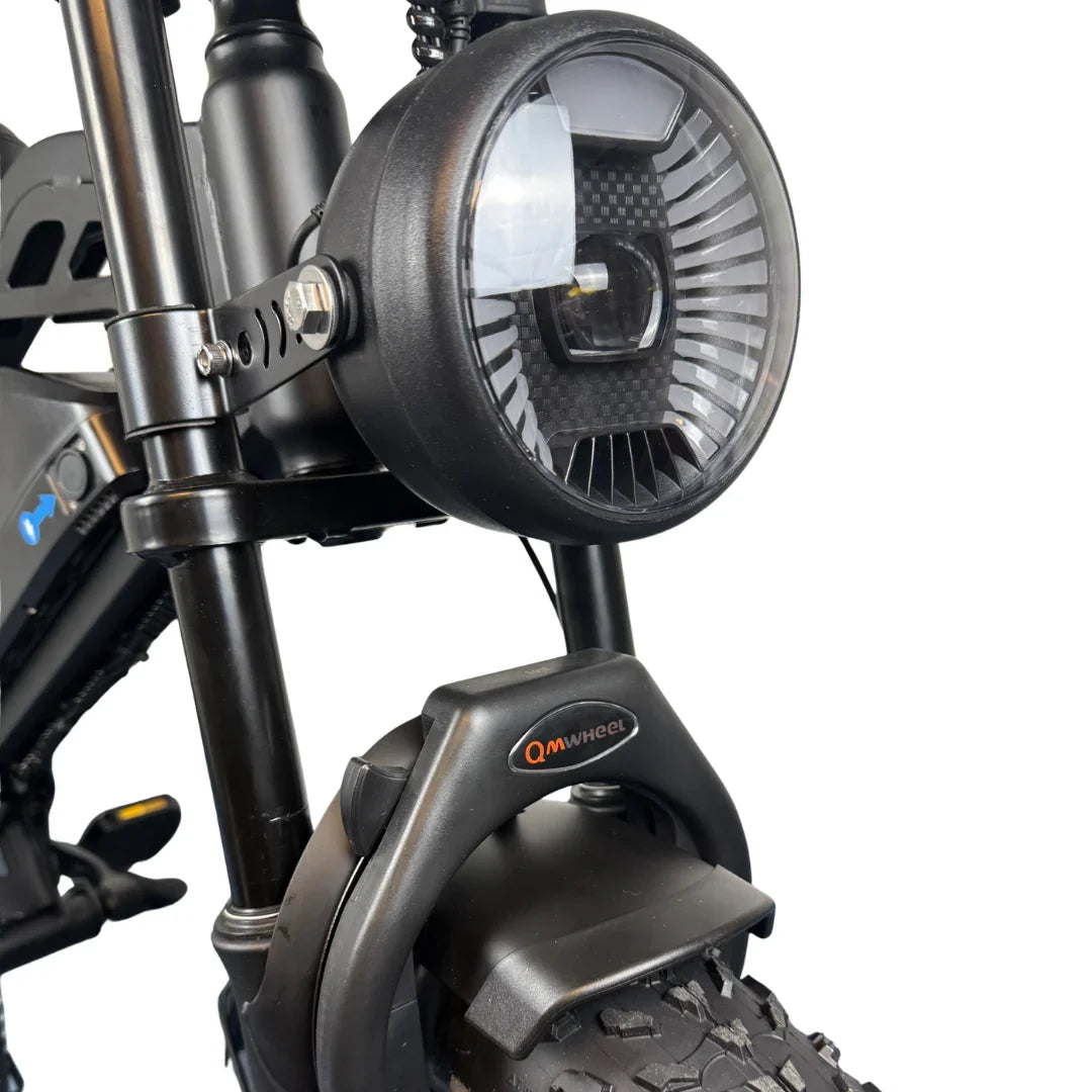 QMWheel V29 Pro Dubbele Accu fatbike in zwart, close-up van de ronde koplamp en het voorspatbord